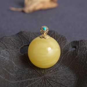 18K鸡油黄蜜蜡圆珠吊坠