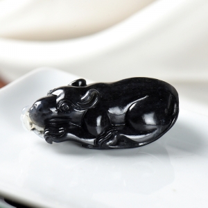 籽料和田玉青花旺财吊坠