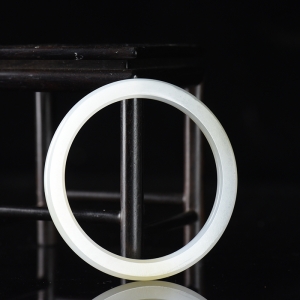 54mm山料和田糖白玉叮当镯