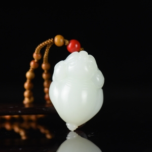 籽料和田白玉福猪吊坠