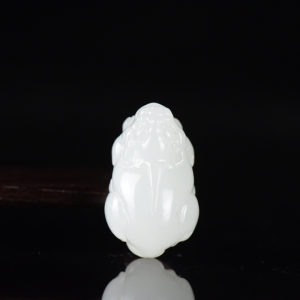 山料和田羊脂白玉貔貅吊坠