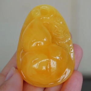 鸡油黄蜜蜡福禄吊坠