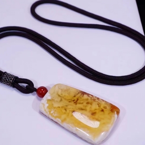 带皮溶洞蜜蜡无事牌吊坠