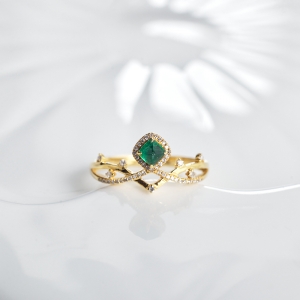 18K鲜绿祖母绿戒指