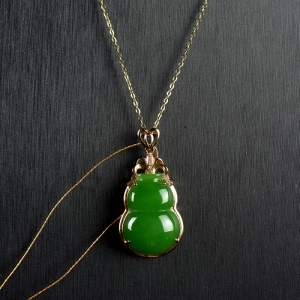 18K山料和田碧玉福禄吊坠