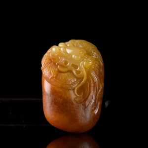 籽料和田玉黄沁飞龙在天吊坠