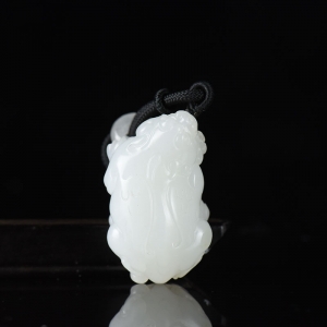 籽料和田白玉貔貅吊坠