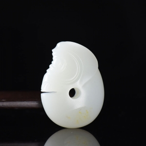 籽料和田白玉玉猪龙吊坠