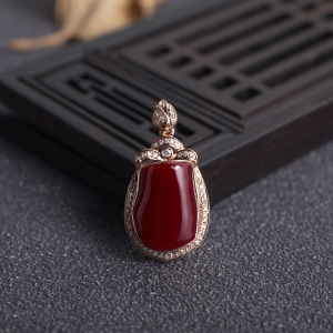 18K阿卡牛血红珊瑚随形吊坠