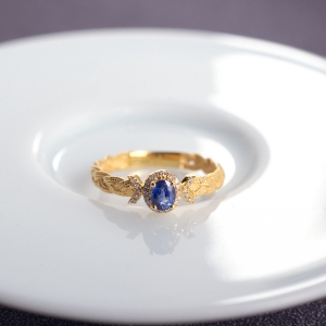 18K深蓝色蓝宝石戒指