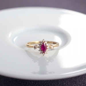 18K无烧红宝石马眼形戒指