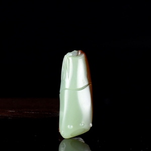 籽料和田沙枣青玉祝福吊坠