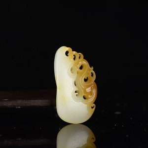 籽料和田白玉龙吊坠