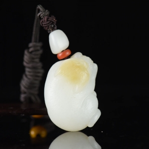 俏色山料和田糖白玉猫咪吊坠