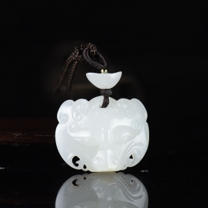 籽料和田白玉守护吊坠