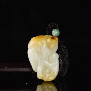 籽料和田玉黄沁灵猴献瑞吊坠