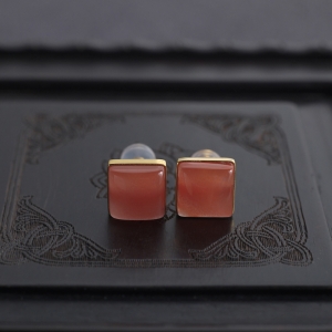 18K樱桃红南红方形耳钉