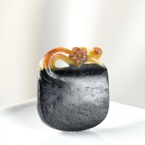 俏色籽料和田玉梅花吊坠