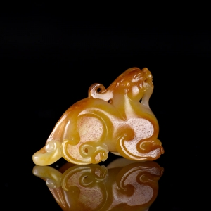 籽料和田玉黄沁朝天吼吊坠