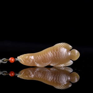 山料和田糖玉金龙鱼吊坠