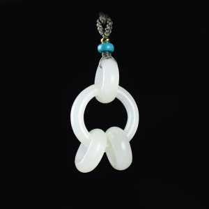 籽料和田白玉环环相扣吊坠