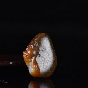 籽料和田玉黑红皮守护吊坠