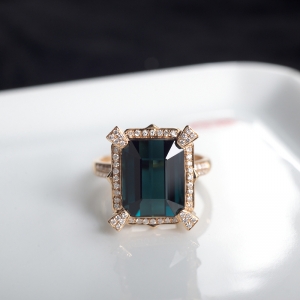 18K深蓝色碧玺方形戒指