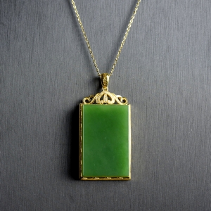 18K山料和田碧玉无事牌吊坠