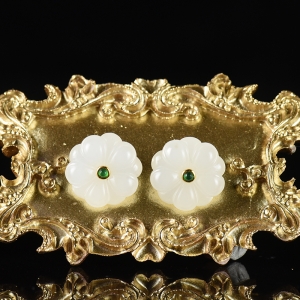 18K山流水料和田白玉花耳钉