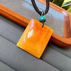 鸡油黄蜜蜡无事牌吊坠