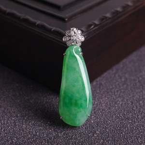 18K糯冰种飘翠翡翠福瓜吊坠