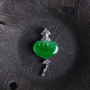 18K糯冰种翠绿翡翠如意吊坠