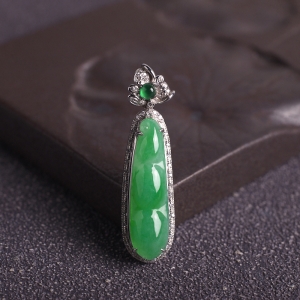 18K糯冰种苹果绿翡翠福豆吊坠