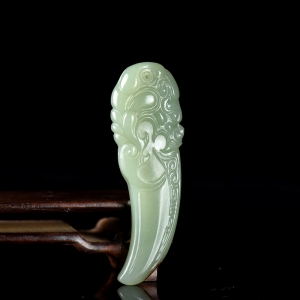 籽料和田青玉龙牙吊坠