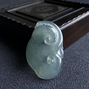 糯冰种浅绿翡翠如意吊坠