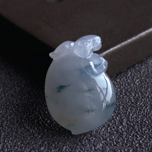 糯冰种飘花翡翠兔子吊坠