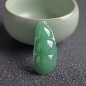 糯冰种豆绿翡翠福豆吊坠