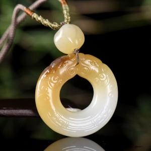 山料和田糖白玉双龙戏珠吊坠