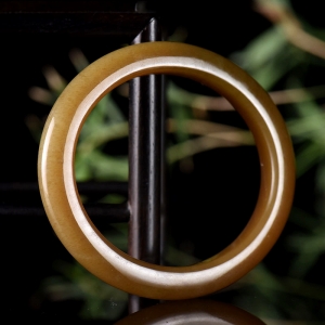 55mm山料和田糖玉贵妃镯