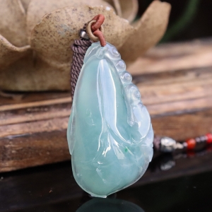 糯冰种飘翠翡翠福瓜吊坠