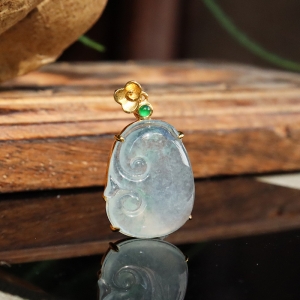 18k冰种飘花翡翠如意吊坠