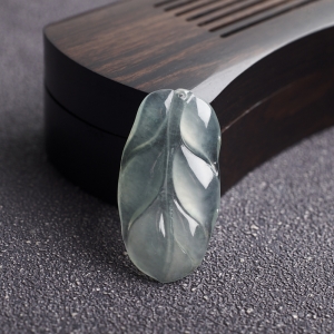 冰种浅绿翡翠叶子吊坠