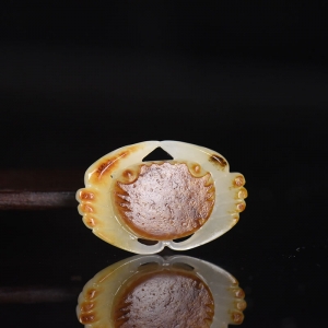 籽料和田白玉八方来财吊坠