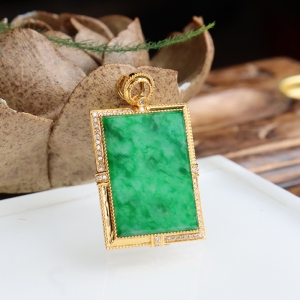 18k糯种翠绿翡翠无事牌吊坠