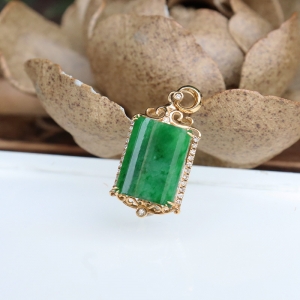 18k糯种翠绿翡翠无事牌吊坠
