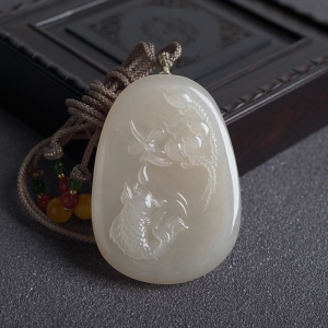 山料藕粉和田玉连年有余吊坠