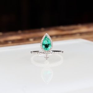 18k鲜绿祖母绿戒指