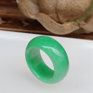糯冰种翠绿翡翠指环