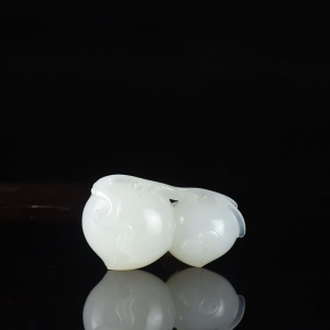 籽料和田白玉寿桃吊坠