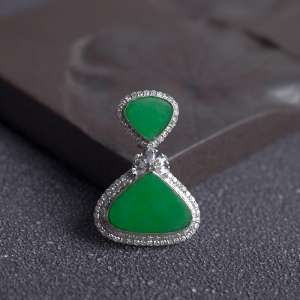 18K糯冰种翠绿翡翠吊坠